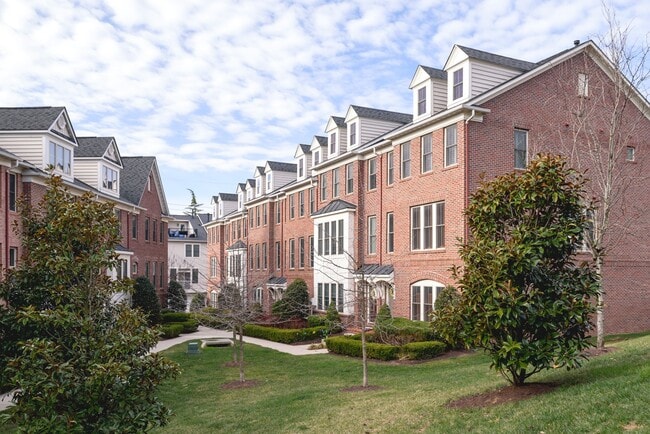 Building Photo - 2638 S Kenmore Ct