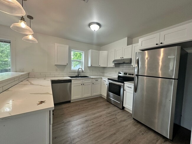 Photo - 4 BEDROOM, 3 STORY TOWNHOUSE, close to campus