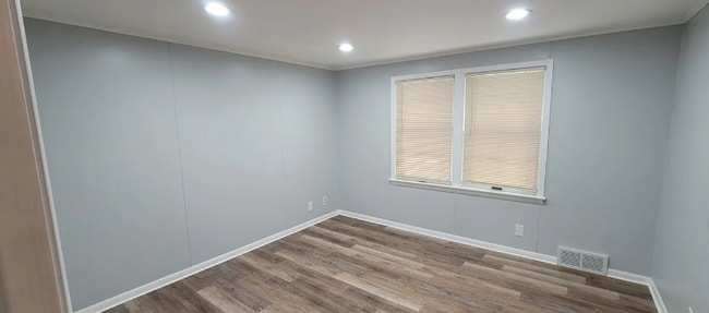 Building Photo - 2612 Warrensville Center Rd Unit Upper