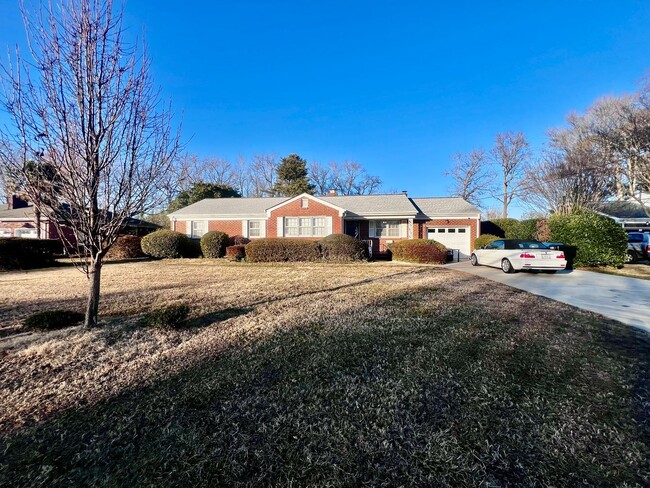 Lovely mid-sentry brick ranch on a beautif... - Lovely mid-sentry brick ranch on a beautif... Casa