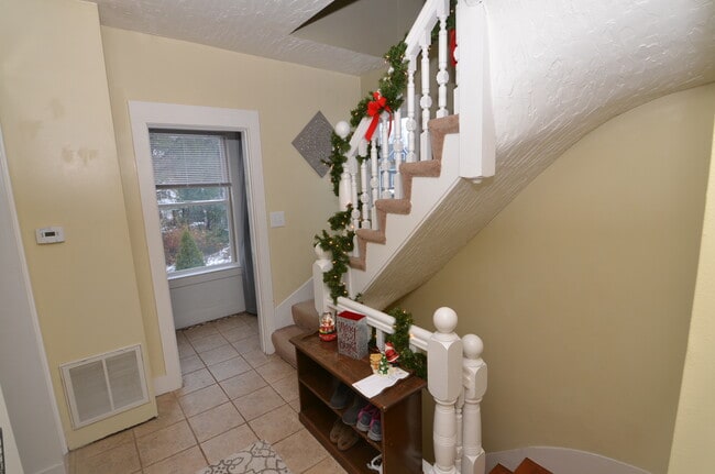 Photo - 33 Thatcher St Unit 2