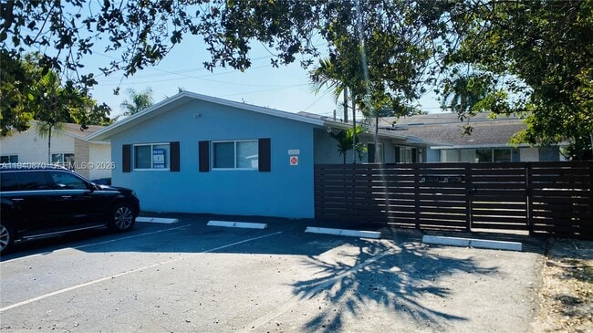 Building Photo - 808 NE 2nd St Unit A