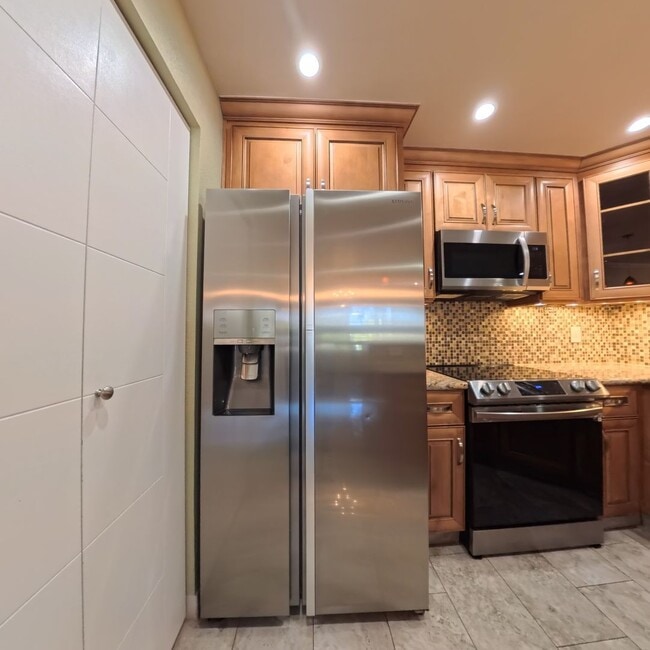 Photo - Highly Upgraded, Surround Speakers, Recessed Lightning, Stainless Steel Appliances, Customer Kitc...