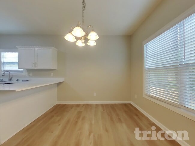 Photo - 383 Oakhaven Way