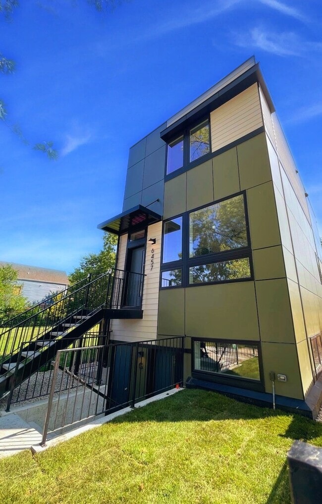 Building Photo - 6457 S Rhodes Ave