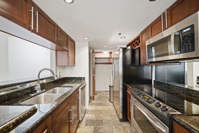 Building Photo - 3525 Sage Rd Unit 404