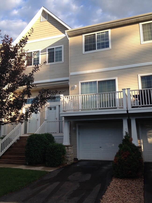 Building Photo - 562 Willoughby Way W
