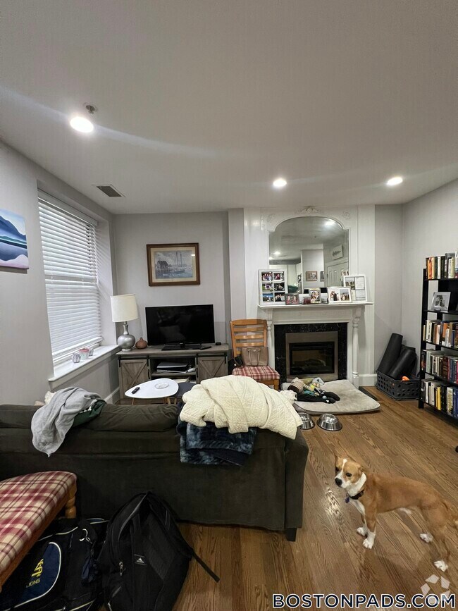Building Photo - 140 Boylston St Unit 8 Rental