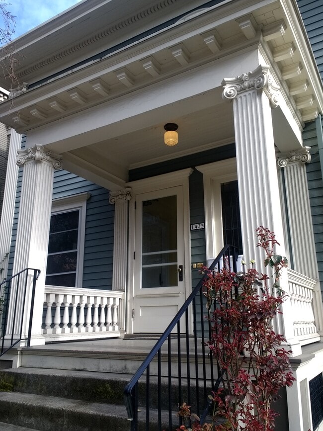 Building Photo - 1435 SW Harrison St Unit 4