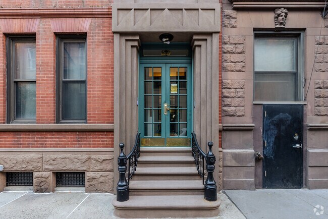 Entrance - 85-89 Bedford St