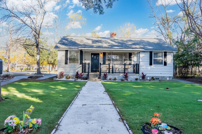 Building Photo - Evora Unit A