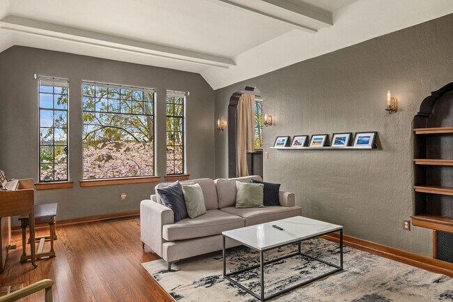 Photo - 2511 W Montlake Pl E