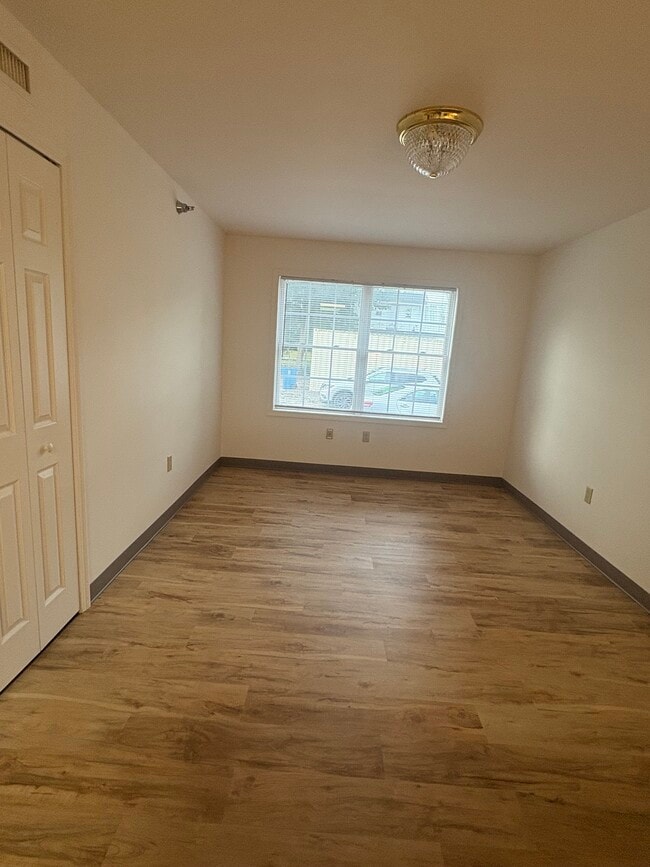 223 S Camp Ave Unidad Camp single bedroom