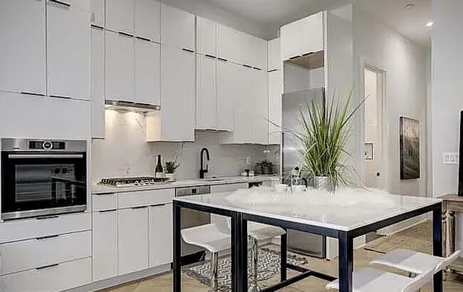 Photo - Two Bedroom Fully Updated Unit in Logan Ci...