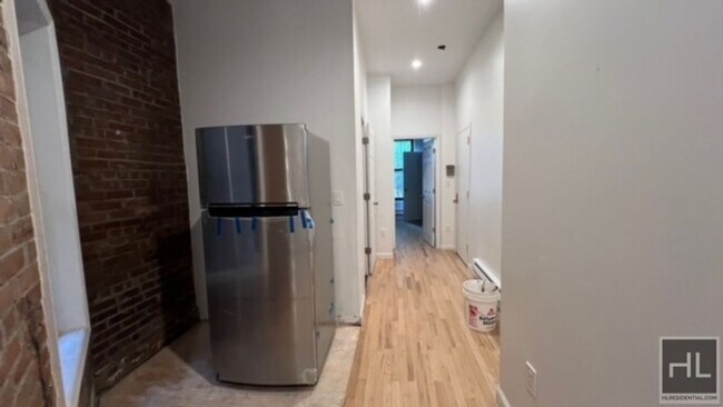 Photo - NEWLY RENOVATED BEAUTIFUL 2 BEDROOMS WITH ... Unit 1R