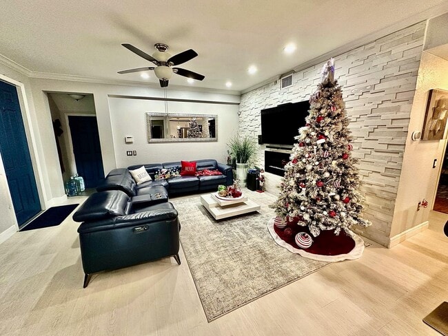 Building Photo - 4720 Mimosa Pl Unit 905