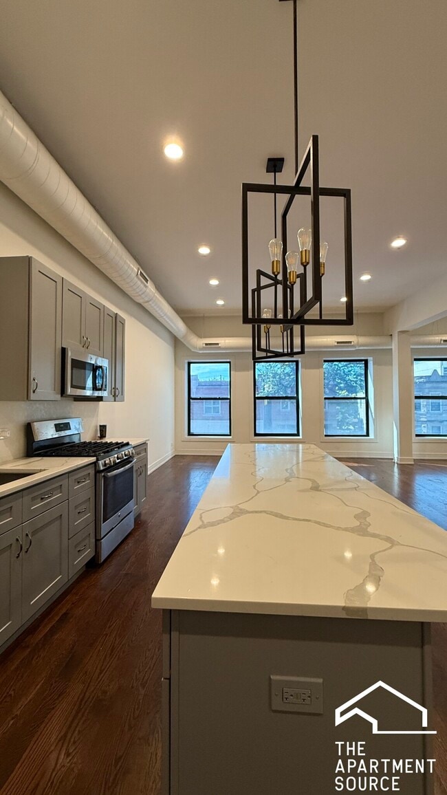Building Photo - 2500 W Chicago Ave Unit 2W Rental
