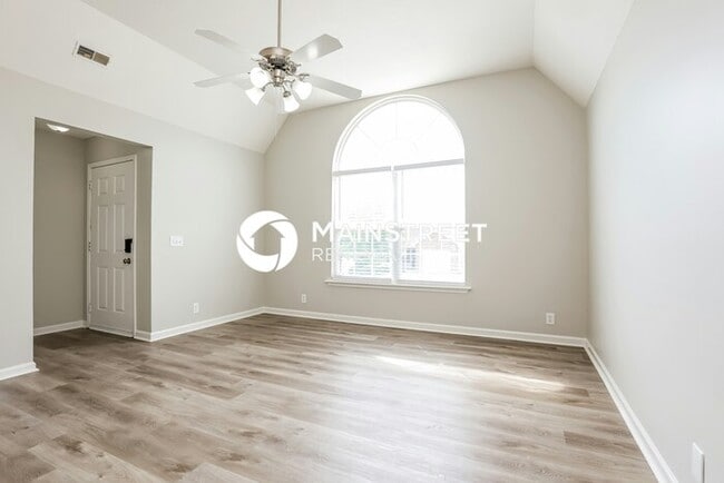 Photo - 3 Bedroom Pet-Friendly Home in LA VERGNE, TN with Main Street Renewal