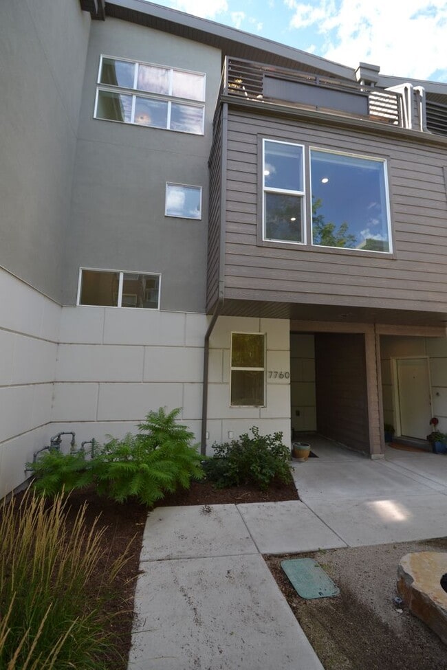 Building Photo - Modern 3 Bedroom 3 Full Bathroom Townhome in Midvale!!!
