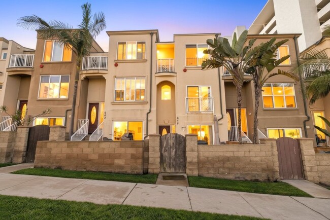 Building Photo - Steps from the Sand - Pacific Beach Townhome, Offered Fully or Partially Furnished