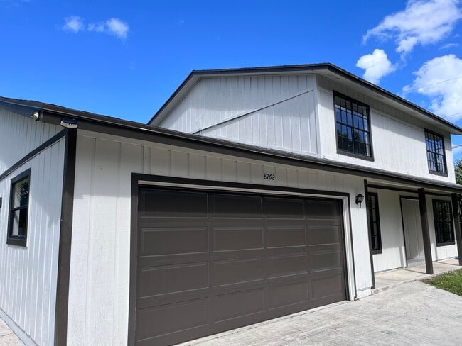 Building Photo - 8760 Lyndall Ln