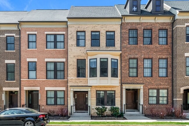 Building Photo - Stunning One Loudoun Townhome – 3BR / 3.5BA in Prime Ashburn Location – Available May 1