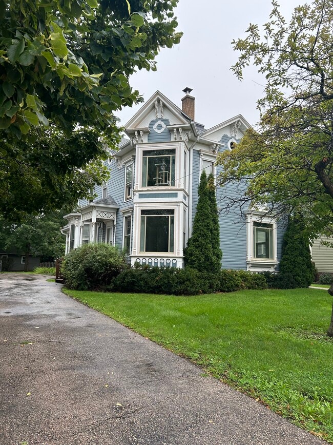 Building Photo - 127 W Lincoln Ave Unit 1