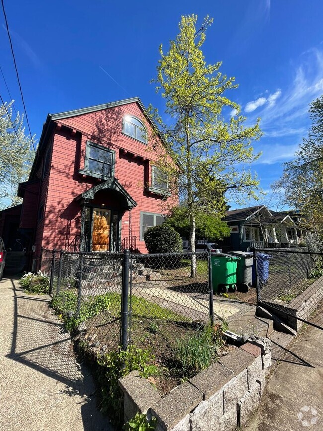 Building Photo - Tri-level 5 bedroom, 2.5 bath, 3,017 sq ft... Rental