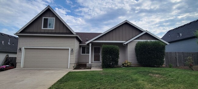 Building Photo - 331 NW Pacific Hills Dr Rental