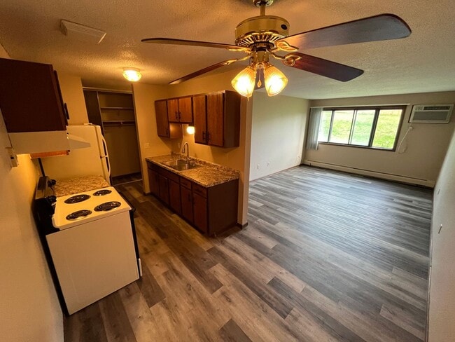 Photo - 6001-6023 E Viking Blvd