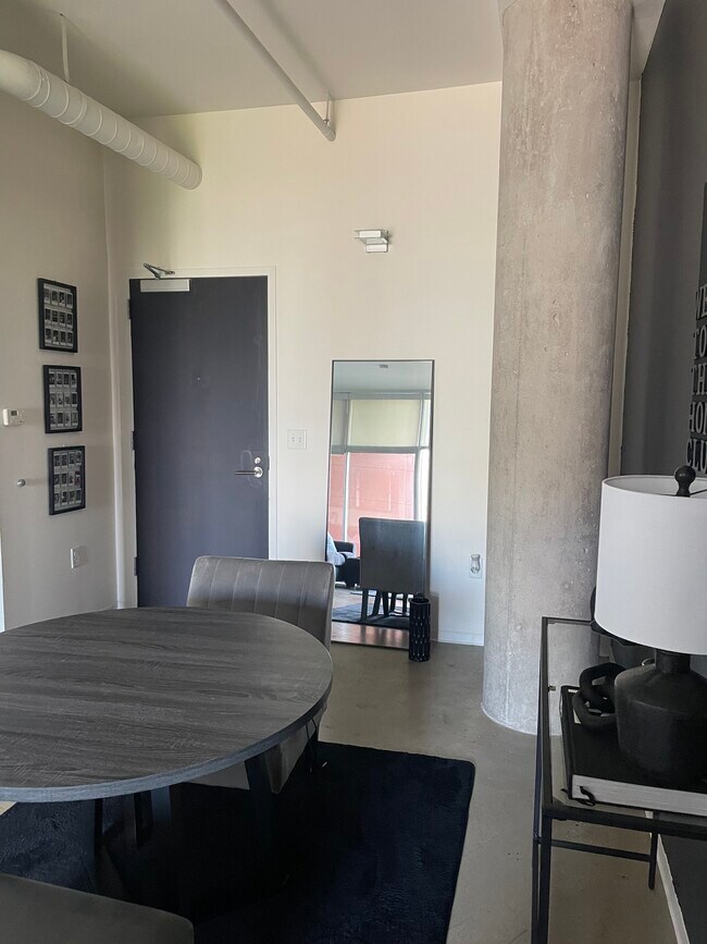 Photo - 2115 Yeaman Pl Unidad 409