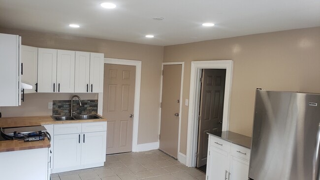 Photo - 19 Mahl Ave Unit 3rd Floor Mahl