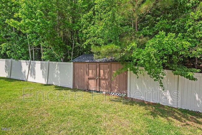 Photo - 411 Buxton St