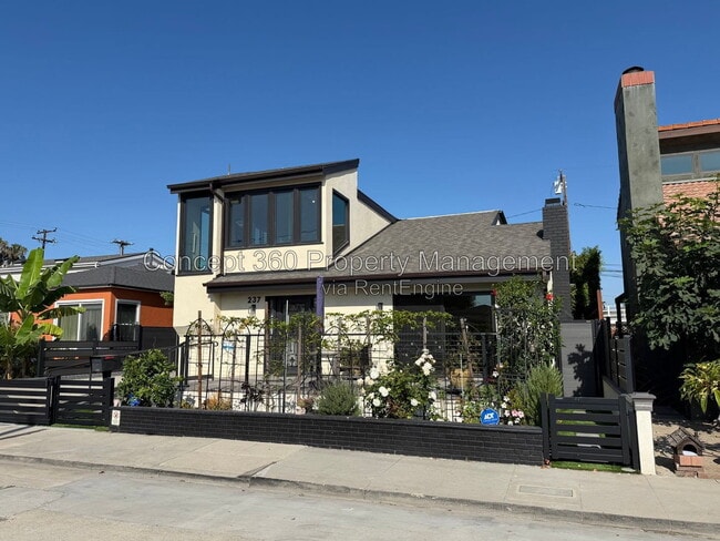 Building Photo - 237 Novara Dr