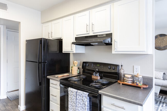 2BR, 2BA - 980SF - Kitchen - 47Seventy Settlers Point