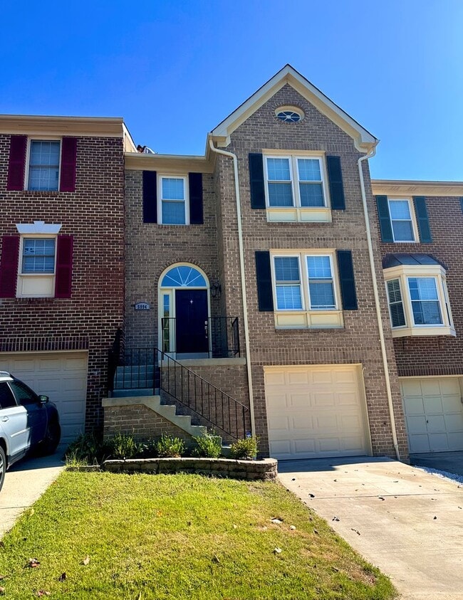 Building Photo - Renovated Kingstowne Townhouse | 3 Beds, 2...