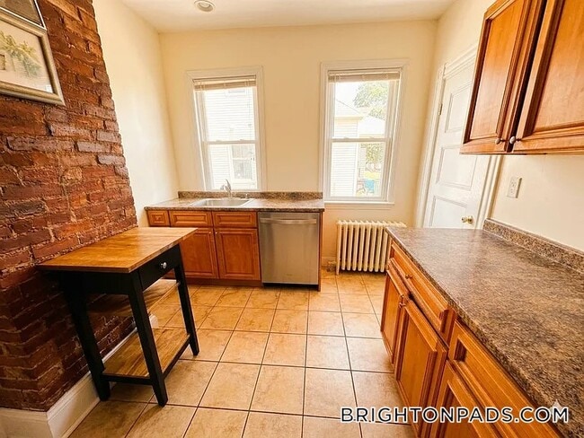 Building Photo - 75 Elmira St
