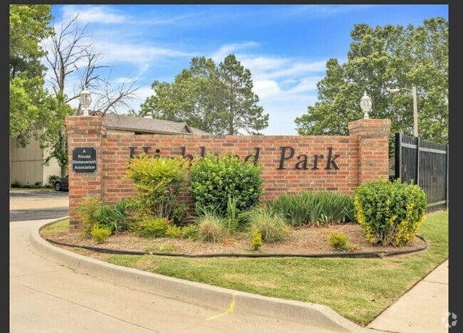 Building Photo - 2 bed 2 bath downstairs condo unit with co...