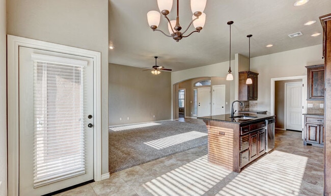 Photo - 704 S Avery Dr