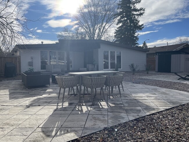 Photo - 3522-3525 25 Ave