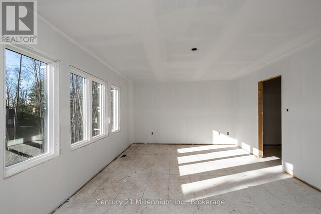 Photo - 18 Steinway St