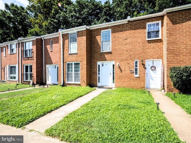 Building Photo - 10 Oak Dr Rental