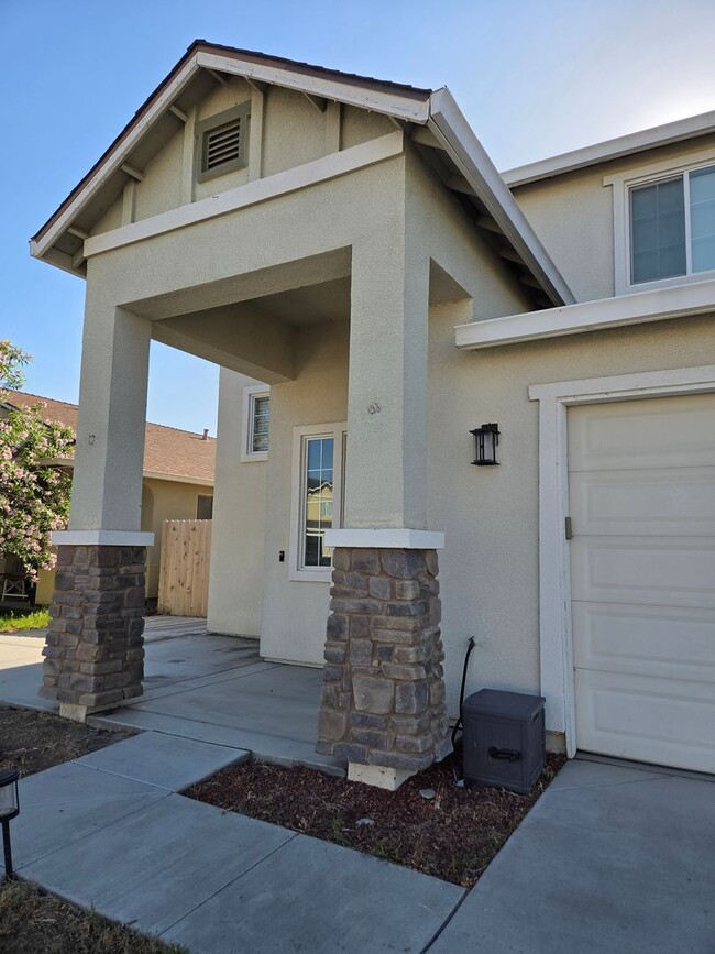 Building Photo - Beautiful 4 Bedroom Home