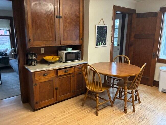 Nice 3 Bed 1 bath close to Water St. and UWEC! Available June 1st