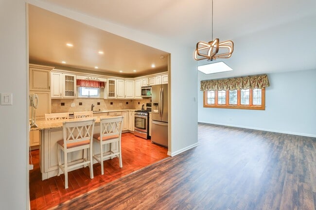 Photo - 9898 Wistaria St
