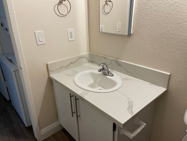 Building Photo - Wonderful upgraded 1 bed 1 bath unit