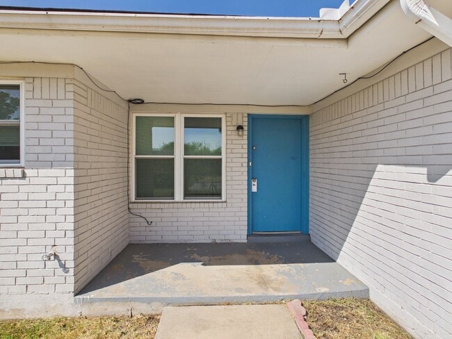 Photo - 324 NW Compass Dr