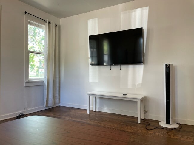 Photo - Von Hagen Carriage House 745