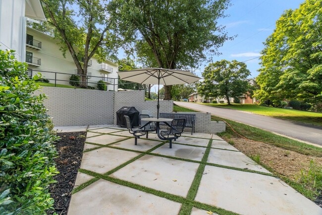 Photo - Furnished 1BR Studio w/ Fireplace & Deck – Prime Location! Unidad 8