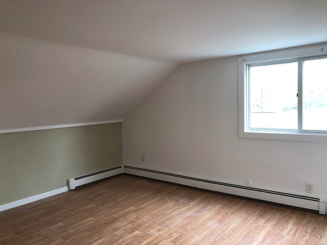 upstairs loft: large bedroom + half bath - 11 Waterside Ln Unit Apt B